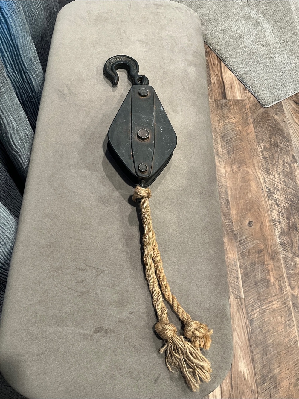 Source Unknown Black Metal Pulley Wall Hook with Natural Rope